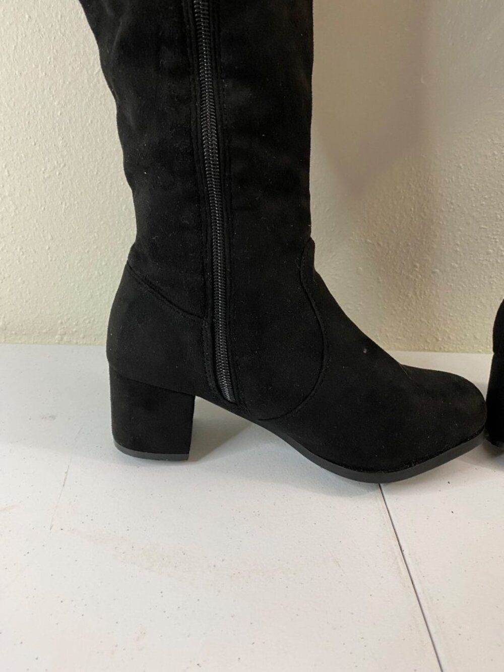 Room of Fashion Knee High Black Suede Boots Lace Back Block Heel 6W - Picture 3 of 12